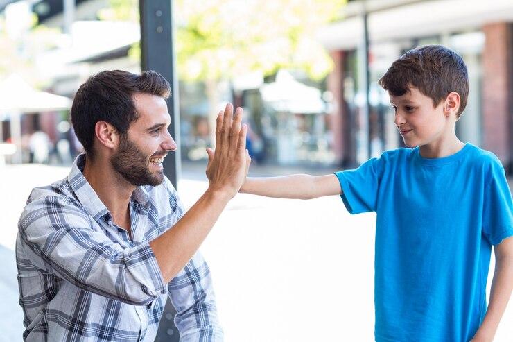 أب يدعم طفله